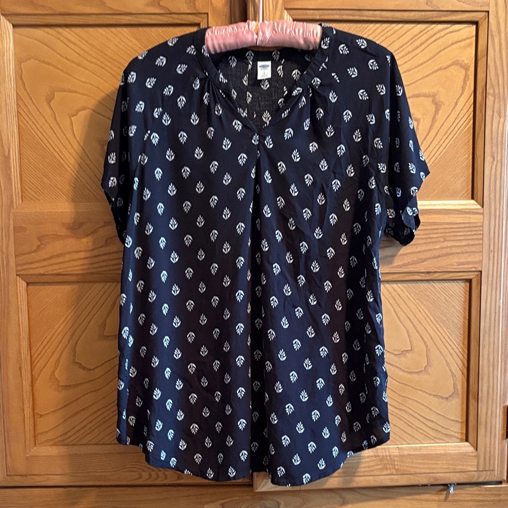 Old Navy Black and White Patterned Short Sleeve Top